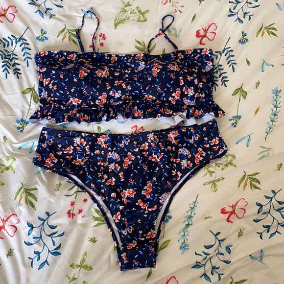 Bikini - Picture 1 of 3